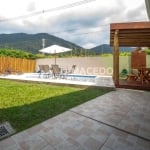 Casa super confortável no Condomínio Salga na Praia da Lagoinha, Ubatuba-SP: 4 quartos, 3 suítes, com piscina e ar condicionado - Imperdível!