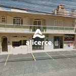 Casa dois pavimentos 3 suítes, 4 salas comerciais e 2 lojas