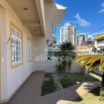 Casa ampla com jardim, 05 dormitórios e 4 vagas no Balneário do Estreito