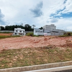 Terreno em Condomínio Fechado, Plano, Próximo à Portaria, na Rua Principal do Condomínio
