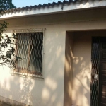 Excelente terreno no bairro Belém Novo, com uma casa em cima que precisa de reformas. A residência tem 2 quartos, sala, cozinha e banheiro .Agende sua visita e venha conferir!