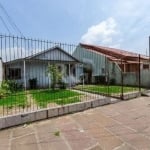 Casa com 4 dormitórios, sala, cozinha, garagem para até 2 carros, portões eletrônicos na parte externa, área de serviço e lavanderia, pátio na frente e nos fundos. Possuindo ótima iluminação nos cômod