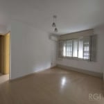 Excelente apto. de 01 dorm. com 40,40 m2 privativo, amplo living com boa claridade, dorm.também amplo com janelao gradeado, split banheiro social montado, com box, ventilação natural (janela)area de s