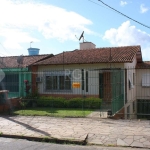 A casa tem a seguinte configuração:&lt;BR&gt;Pavimento Superior:&lt;BR&gt;- 3 dormitórios, sendo 1 suíte&lt;BR&gt;- Banheiro Social&lt;BR&gt;- Cozinha&lt;BR&gt;- Sala de estar e Sala de jantar integra