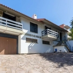 Casa com uma área privativa  286,28 m² .No primeiro pavimento: Garagem para 03 carro ,Salão grande com um banheiro e uma cozinha pequena.&lt;BR&gt;Segundo pavimento: 01 suíte ,02 dormitório , 02 banhe