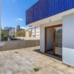 Ótima cobertura no bairro Petrópolis, próximo do Zaffari Ipiranga, desocupada, com 135m² privativos, de 2 dormitórios e 2 vagas. Possui no pavimento inferior: living amplo com sacada integrada, 2 dorm