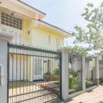 Casa semi-mobiliada localizada no bairro Jardim Itu Sabará com 350m² de área total, disponível para locação residencial. Imóvel dispõe de 03 dormitórios sendo 01 suíte com hidromassagem, closet, varan