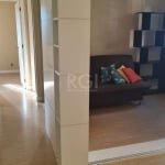 Apartamento com 3 dormitórios, sala com churrasqueira, cozinha americana, banheiro com box de vidro e vaga de garagem escriturada.&lt;BR&gt;O imóvel está semi-mobiliado, inclusive com geladeira, fogão