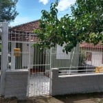 Casa em madeira, com 3 dormitórios, banheiro social, sala de estar,  cozinha, pátio nos fundos, com quiosque e churrasqueira. Terreno medindo 10x55. Ótima localização, próximo do Zaffari da Tristeza. 