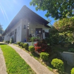 Excelente imóvel de esquina no Portal do Guarujá, Casa em lindo terreno alto ao nível da rua medindo 10 × 32 onde consta uma residência térrea com 136m2 de área privativa, estilo colonial com living a