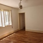 Apartamento de 3 dormitórios, boa orientação solar, silencioso, sala para dois ambientes, banheiro social, lavabo e banheiro auxiliar, área de serviço grande e dependência de empregada. PRÉDIO SEM ELE