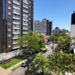 Cobertura 2 dormitórios no bairro Menino Deus, com uma localização excelente dentro do bairro.  Apartamento com living 2 ambientes com sacada, banheiro social, 2 dormitórios sendo 1 suíte, cozinha, ár