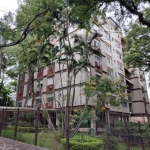 Apartamento a venda de 2 dormitórios, sala ampla 2 ambientes, banheiro social, cozinha, área de serviço, banheiro auxiliar, dependência de empregada. Hall de entrada, portaria 24 horas, circuito de tv