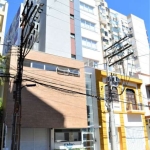 Lindo apartamento 2 dormitórios com 1 suíte, amplo garden, living 2 ambientes, cozinha com churrasqueira, área de serviço e box duplo de garagem .&lt;BR&gt;O bairro Bom Fim é um bairro tranquilo, com 