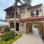 Casa com 2 pavimentos, 3 dormitórios, terreno 8,80x44,00. Living com lareira, lavabo, gabinete, copa-cozinha. &lt;BR&gt;No primeiro andar 01 cozinha grande, sala de estar, 01 área de serviço e escada 