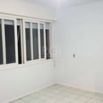 Ótimo apartamento JK no Centro, próximo do Gasômetro, DESOCUPADO, com 27m² privativos, reformado. Possui sala/dormitório, banheiro com box e ventilação e cozinha. Imóvel muito ventilado e iluminado. C