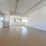 - SALA COMERCIAL - Imóvel com 58 m², 1 lavabo, piso laminado, posição de frente, terceiro andar (pavimento 4) com elevadores, portaria, 1 vaga de box coberta N. 75 (o valor do box é separado). Localiz