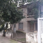 Imóvel  com terreno no bairro Santana,sendo um galpão no número 936 e uma sobrado &lt;BR&gt; com 02 casas individuais no número 940.Terreno totalmente plano,com 16,00m² de frente &lt;BR&gt; por 33,00m