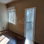 Apartamento de 02 dormitórios, localizado no Bairro Cristo Redentor, valor custo x beneficio maravilhoso, living em dois ambientes, cozinha espaçosa com armários + área de serviço. Piso em parquet nas