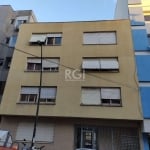 Apartamento à venda localizado na Rua Duque de Caxias, número 295, no bairro Centro Histórico, em Porto Alegre. O imóvel possui 1 dormitório, 1 banheiro social e 26.01m² de área privativa. O apartamen