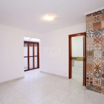 Apartamento de 1 dorm. c/garagem fechada, sala de jantar, living, suíte e lavabo, área externa com piscina e churrasqueira. Acabamento impecável com granitos e madeiras nobres; silencioso e desocupado