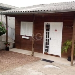 Casa com 3 dormitórios e 2 vagas para carros no Bairro Tristeza. São 2 casas, sendo na frente um chale de madeira com 2 dormitórios, 2 salas, varanda, cozinha e banheiro. Nos fundos uma casa simples d