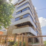 Cobertura/Duplex   no Bairro Petrópolis com 324,37m² de área privativa.&lt;BR&gt;Andar inferior: hall de entrada, lavabo, Living 2 ambientes c/ lareira,  3 dormitórios sendo 1 suíte com banheira Hidro