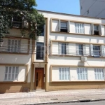 Amplo apartamento na frente do Hospital de Clínicas, de frente, com 103m² privativos, sol da manhã, de 3 dormitórios e dependência. Possui hall de entrada, living amplo para 2 ambientes, 3 dormitórios