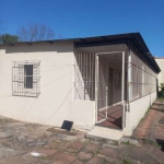 No terreno tem 2 casas a venda a da frente possui  cozinha, banheiro, 1 quarto, sala, área de serviço com tanque e espera para máquina de lavar e pátio.&lt;BR&gt;A casa dos  fundos possui  cozinha, ba