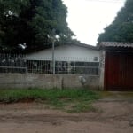 Vende-se casa térrea de alvenaria com 3 dormitórios, sala, cozinha, banheiro, área de serviço, vaga de garagem coberta para até dois carros, mais uma peça anexada nos fundos e uma grande área na frent