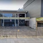 Ótima e ampla loja na Av Benjamin Constant, de frente, com 180m² com loja e sobreloja, mais 100m² de estacionamento na frente, com possibilidade de estacionar até 10 carros. Possui ampla loja no térre