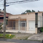 Casa térrea toda ampla salas cozinha e dormitórios. localização privilegiada do Menino Deus em Porto Alegre de  com 3 dormitórios sendo uma suíte, 2 banheiros sociais  mais 1 dormitório auxiliar com b