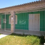 Excelente casa de 73m² de área privativa, composta de 3 quartos, banheiro social, sala de estar, sala de jantar e cozinha ampla. Espaço externo com churrasqueira, banheiro, lavanderia e escritório. Ga