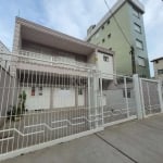 Excelente casa estilo sobrado, 4 dormitórios, com loja independente na frente,  pátio enorme,  podendo ser comercial e/ou residencial, documentação ok, financia, aceita FGTS.