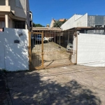 Terreno com 392m² possuindo uma casa de madeira mista de 82m² construída nos fundos. &lt;BR&gt;A casa mista conta com 2 dormitórios, 1 banheiro e 1 cozinha que integra as duas partes. &lt;BR&gt;&lt;BR