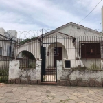 Casa térrea para moradia ou comercial, 3 dormitórios, 1 Banheiro, 1 Lavabo, 2 Salas, Cozinha espaçosa, Garagem coberta e fundos coberto para festas, pátio grande. OBS:&lt;BR&gt;PRECISA DE REFORMA NA P