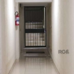 Ótimo 1 dormitório, com excelente metragem, área de serviço separada, apartamento de frente, com elevador, excelente luminosidade... Região central, na avenida Azenha, com acesso a todos os recursos n