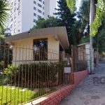 Ótimo apartamento, desocupado,  andar alto com vista, 01 dormitório, living 2 ambientes, cozinha,  área de serviço separada e banheiro social. Condomínio com portaria 24h, 2 elevadores, área verde, qu