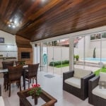 Excelente casa de 3 andares, com 3 dormitórios sendo 2 suítes, 1 com hidro + gabinete que poderá ser o 4º Dormitório, amplo gabinete com sacada . Linda sala de estar com lareira, sala de jantar, lavab