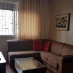 Ótimo apartamento de 2 dormitórios, living 2 ambientes, cozinha, área de serviço e banheiro social, todo reformado, 2º andar, 1 lance de escadas, sol da manhã, box coberto. Prédio pequeno com salão de