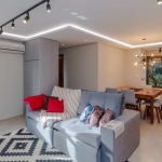 Ótimo apartamento de 76m² com 2 dormitórios sendo 1 suíte, banheiro social com ventilação natural, amplo living para dois ambientes com rebaixo em gesso e churrasqueira, cozinha com móveis planejados,