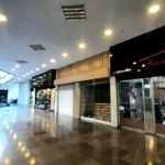 Ótima loja com banheiro e  mezanino, muito bem localizada,  no interior do Central Park Galery,, pertinho do Parcão .&lt;BR&gt;Duas vagas privativas e escrituradas( 65 e 66)&lt;BR&gt;O Shopping com de