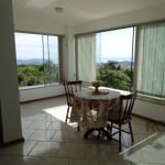 casa com uma linda vista panorâmica para o por do sol do guaíba,  espaçosa, composta por 2 dormitórios, (pode ser alocado mais1dormitório no sotão e mais 1 dormitório na garagem), sala de estar e jant