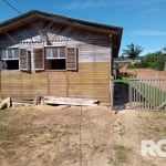 Casa para Compra em Porto Alegre | Imóvel misto com 3 dormitórios, banheiro, sala e cozinha | Pátio espaçoso com árvores frutíferas jovens | Terreno cercado e murado, com área coberta aos fundos e gal