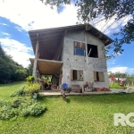 Sítio para Compra em Zona Sul de POA/RS | Imóvel composto por casa de 2 pisos, com quarto, banheiro, sala e cozinha, pátio arborizado amplo com galpão.&lt;BR&gt;Venha Conhecer!