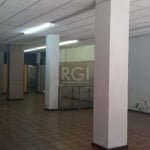 Coliseu vende loja com excelente localização na região central, 300m² úteis, 3 banheiros, copa, piso frio, mezanino,  vitrine e divisórias.&lt;BR&gt;&lt;BR&gt;Próximo da Santa Casa , Plaza São Rafael 