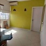 Apartamento à venda localizado na Rua dos Andradas, no bairro Centro em Porto Alegre. Este imóvel conta com área construída de 30m², oferecendo 1 quarto, sendo 1 suíte e 1 banheiro.  Prédio de 14 pavi