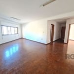 O APARTAMENTO&lt;BR&gt;&lt;BR&gt;De frente, amplo com 90 m² privativos, desocupado, com 2 dormitórios, hall de entrada, living para até 3 ambientes, cozinha com balcão e o tampo de pedra, área de serv