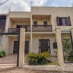 Lindíssima casa grande com 335 m² de área privativa 05 dormitórios, sendo 01 com suíte e sacada, banheiro com jacuzzi para 2 pessoas e box separados, sala de estar para  2 ambientes com lareira, sala 