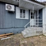 CASA mista, na CEFER II, em madeira e alvenaria, com 3 quartos, sala ampla, banheiro, cozinha ampla, patio com churrasqueira e deck de madeira. Ensolarada, toda murada na frente, com garagem coberta p